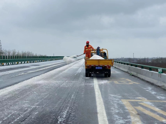 2月21日，蚌埠处除雪作业人员对辖段桥梁人工撒布融雪剂.jpg