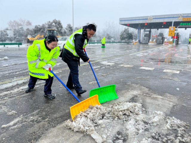 2月21日，淮南处杨庙站员工在道口除雪铲冰保通保畅.JPG